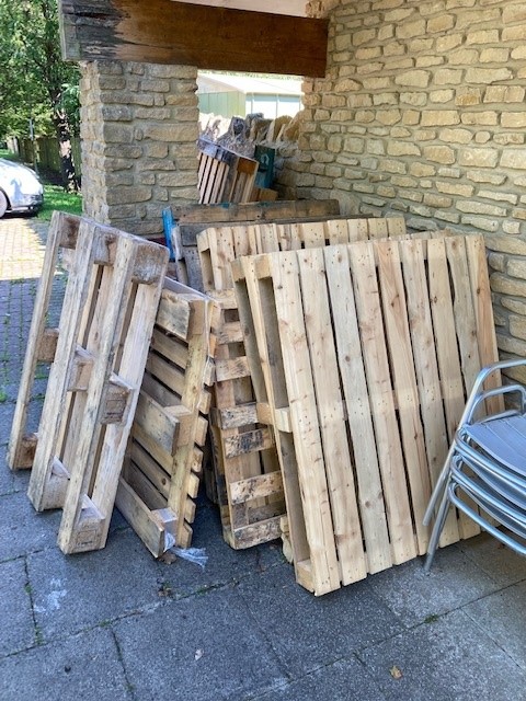 BathCDH's tweet photo. We have pallets – 13 plain, 2 blue, 1 red (none state Euro pallet), stacked out front if anyone wants any in return for a small donation? #RandomRequest #palletDIY #recycle https://t.co/rc4jfp4SqS
