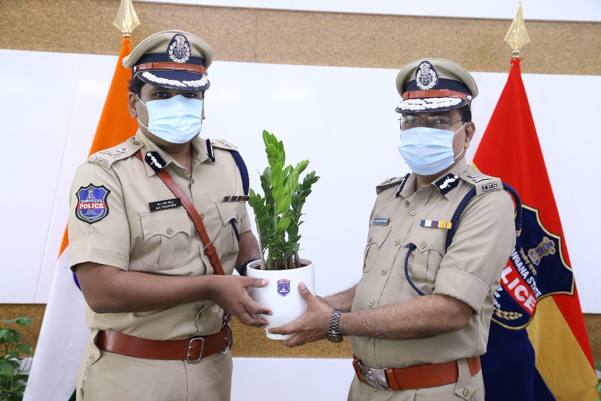 cyberabadpolice's tweet photo. New #CP_Cyberabad Shri M. Stephen Raveendra, IPS., today made a courtesy call on Telangana State Hon'ble Home Minister @mahmoodalitrs, Telangana State Chief Secretary @SomeshKumarIAS, @TelanganaDGP Sri. M Mahender Reddy, and presented a sapling as a token of gratitude. https://t.co/0L27kHQjDz