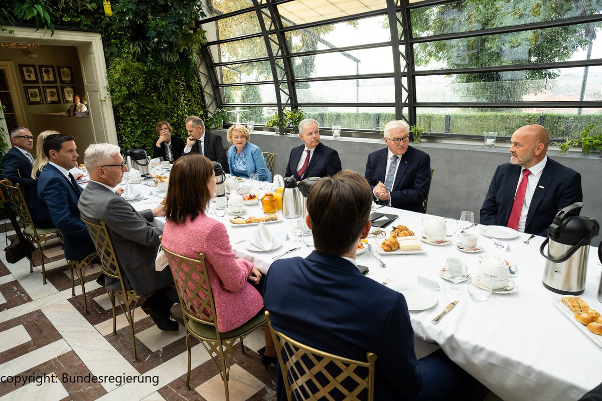Andreas Künne (@velvyslanec_srn) on Twitter photo Die Wirtschaft prägt die 🇩🇪🇨🇿 Beziehungen maßgeblich. Bundespräsident #Steinmeier traf sich daher heute auch mit Vertretern von <a href="/GermanCzechCham/">AHK Tschechien | ČNOPK</a>, darunter <a href="/skodacz/">skoda.cz</a> , <a href="/EONCzech/">E.ON Czech</a>, <a href="/kaufland/">Kaufland 🏳️⚧️</a> und <a href="/BoschGlobal/">BoschGlobal</a> Die Wirtschaft prägt die 🇩🇪🇨🇿 Beziehungen maßgeblich. Bundespräsident #Steinmeier traf sich daher heute auch mit Vertretern von <a href="/GermanCzechCham/">AHK Tschechien | ČNOPK</a>, darunter <a href="/skodacz/">skoda.cz</a> , <a href="/EONCzech/">E.ON Czech</a>, <a href="/kaufland/">Kaufland 🏳️⚧️</a> und <a href="/BoschGlobal/">BoschGlobal</a>