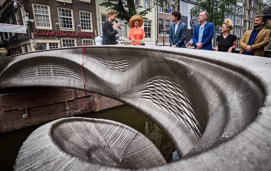 canalacultura's tweet photo. #ARQUITECTURA+#TECNOLOGÍA con la inauguración del primer puente peatonal hecho exclusivamente con #impresión #3D.
Su instalación se llevó a cabo en Ámsterdam específicamente sobre uno de los canales ubicado en el #BarrioRojo de la ciudad holandesa.
Por #JORISLAARMANLAB y #MX3D https://t.co/9ekdxcBSn9