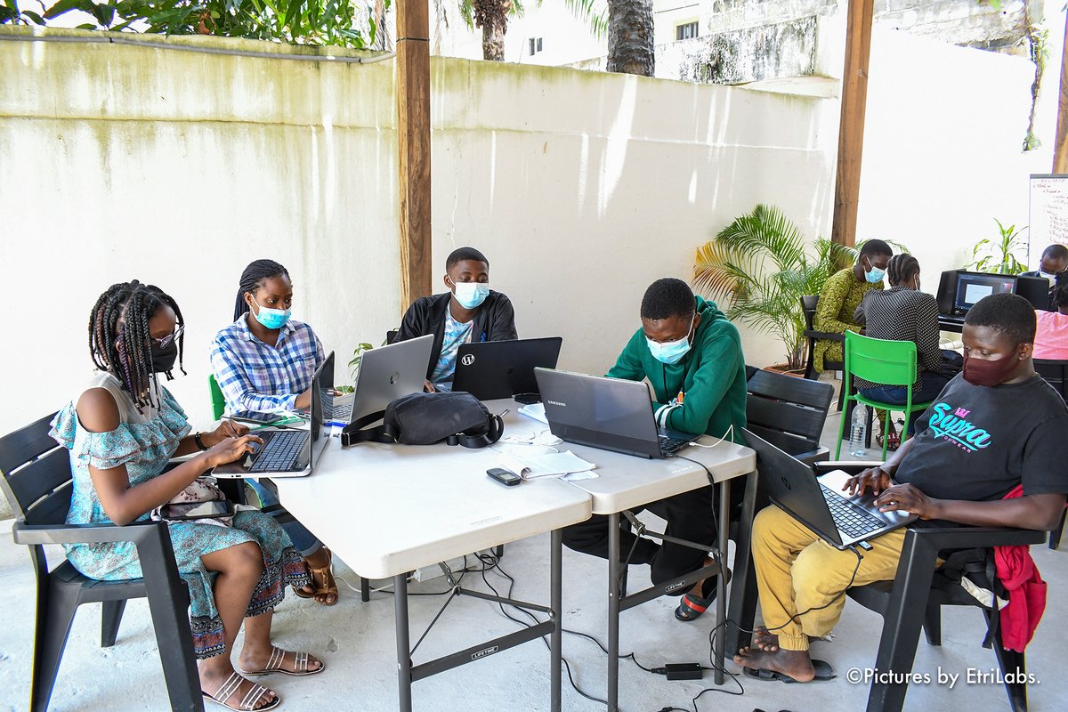 EtriLabsCotonou's tweet image. Après trois semaines de formation, nos jeunes #geek travaillent en groupe à réaliser des landing page et tous les composants du branding d'une entreprise.
Restez connectés pour découvrir très prochainement leurs réalisations!
#Learn2Code2021 #wasexo