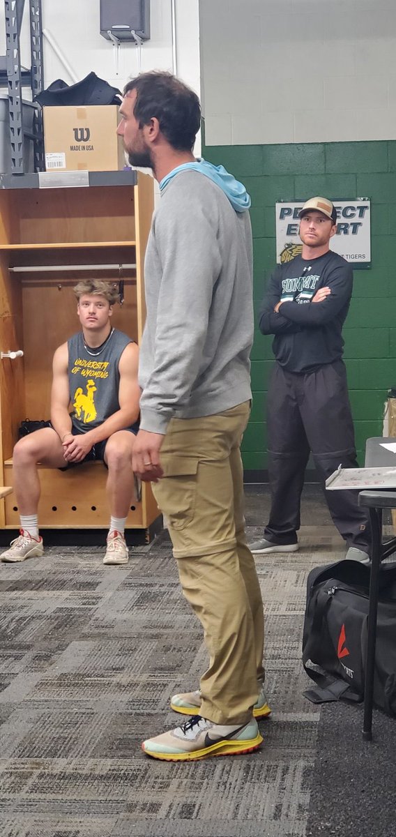 ToneDigz's tweet photo. Respect Andrew Luck still having the pants that turn to shorts in 30 seconds that we all had in 6th grade https://t.co/gZ64AVTbgj