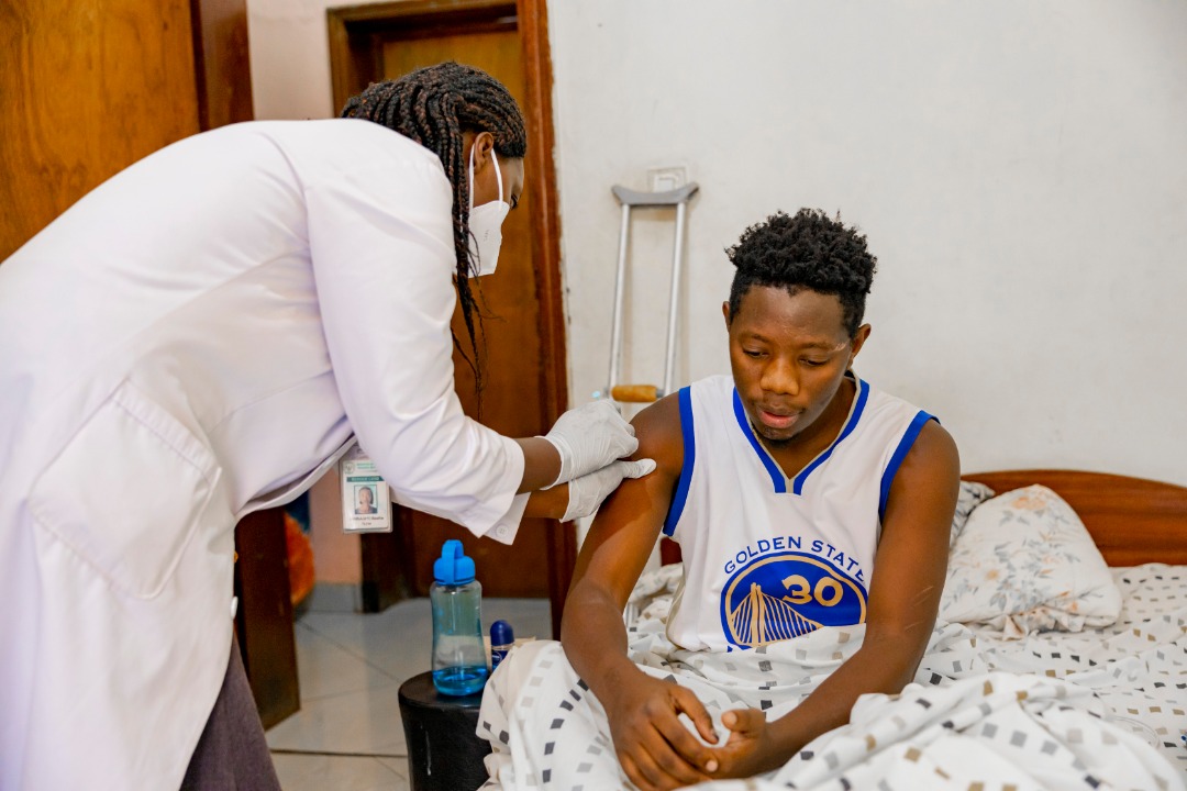 RwandaHealth's tweet photo. Mobile teams have continued to move door to door administering #COVID19 vaccine jabs to people with mobility challenges including the elderly as well as people with disabilities.
#VaccinesSaveLives https://t.co/txiJvJsGLk