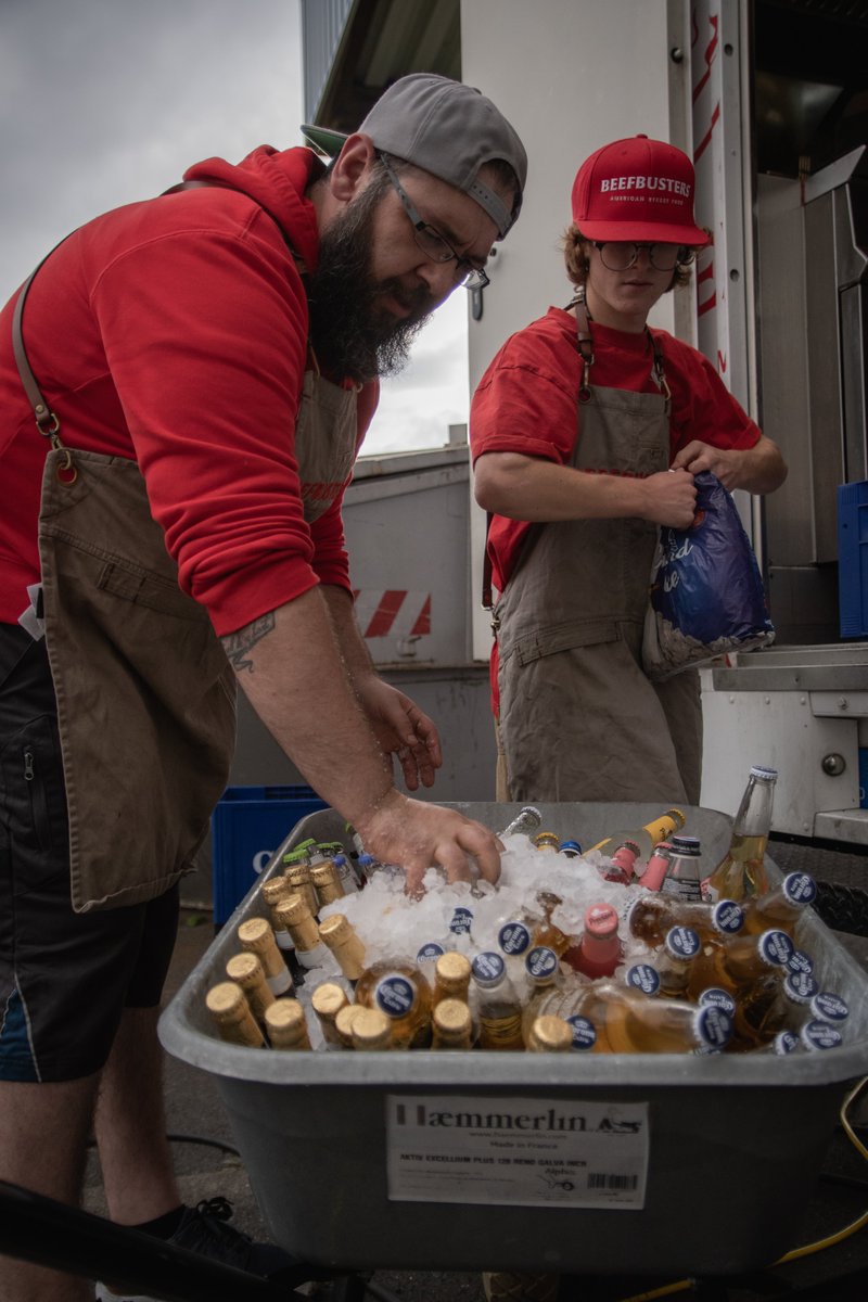 RautenbergMedia's tweet photo. Mit allen Kolleginnen und Kollegen haben wir unser 60-jähriges Jubiläum auf dem Firmengelände gefeiert 🥳Der Foodtruck der Beefbusters versorgte alle mit leckeren Burgern, Pommes und Kaltgetränken🍟🍔(Die 3-G Regeln wurden selbstverständlich eingehalten) https://t.co/F4sq4tciM7