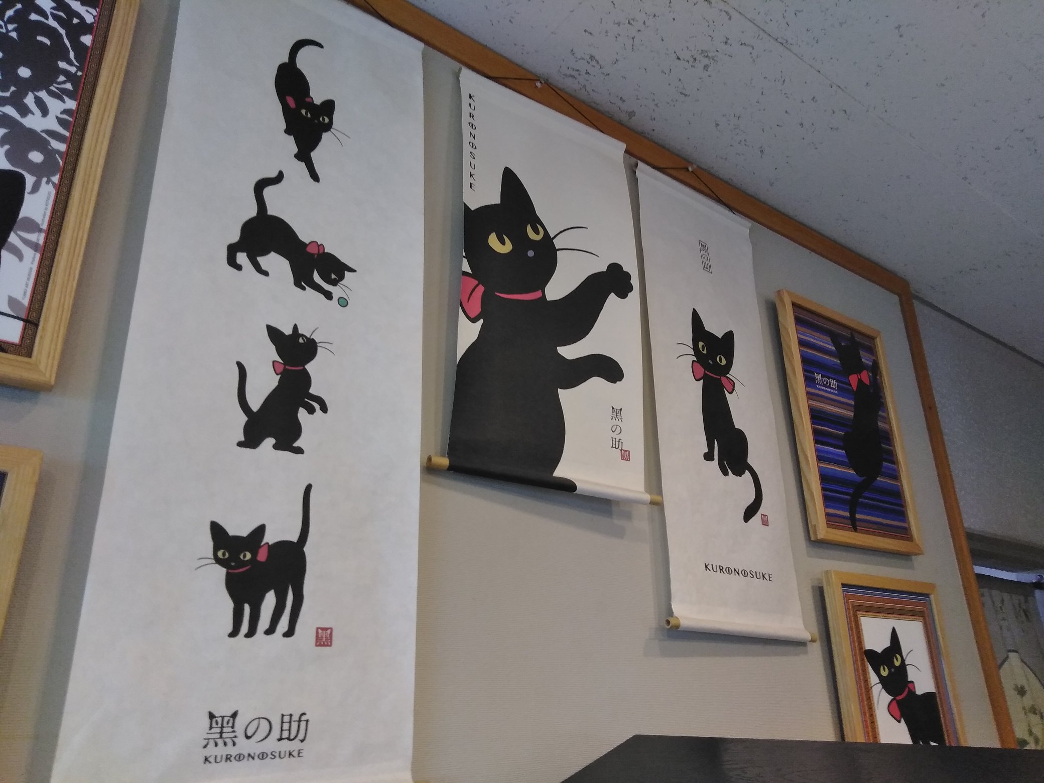 詞 Nori ハードモード中 黒の助 くんが鎮座している 執務室 は 岡山県出身の工業デザイナー 水戸岡鋭治 氏のデザイン 猫色100 の空間には かわいらしい黒の助くんの イラストや 竹久夢二作品に登場する イチゴ の柄が ちりばめられ