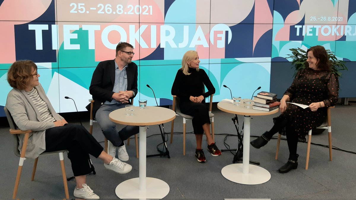 "Kaikki lähtee luottamuksen rakentamisesta", kertoo Ulla-Maija Paavilainen elämäkerturin työstä. Elämäkertojen kirjoittamisesta keskustelemassa Riitta Kylänpää, Veli-Pekka Lehtonen, Ulla-Maija Paavilainen ja Hannele Jyrkkä. tietokirja.fi #elämäkerta