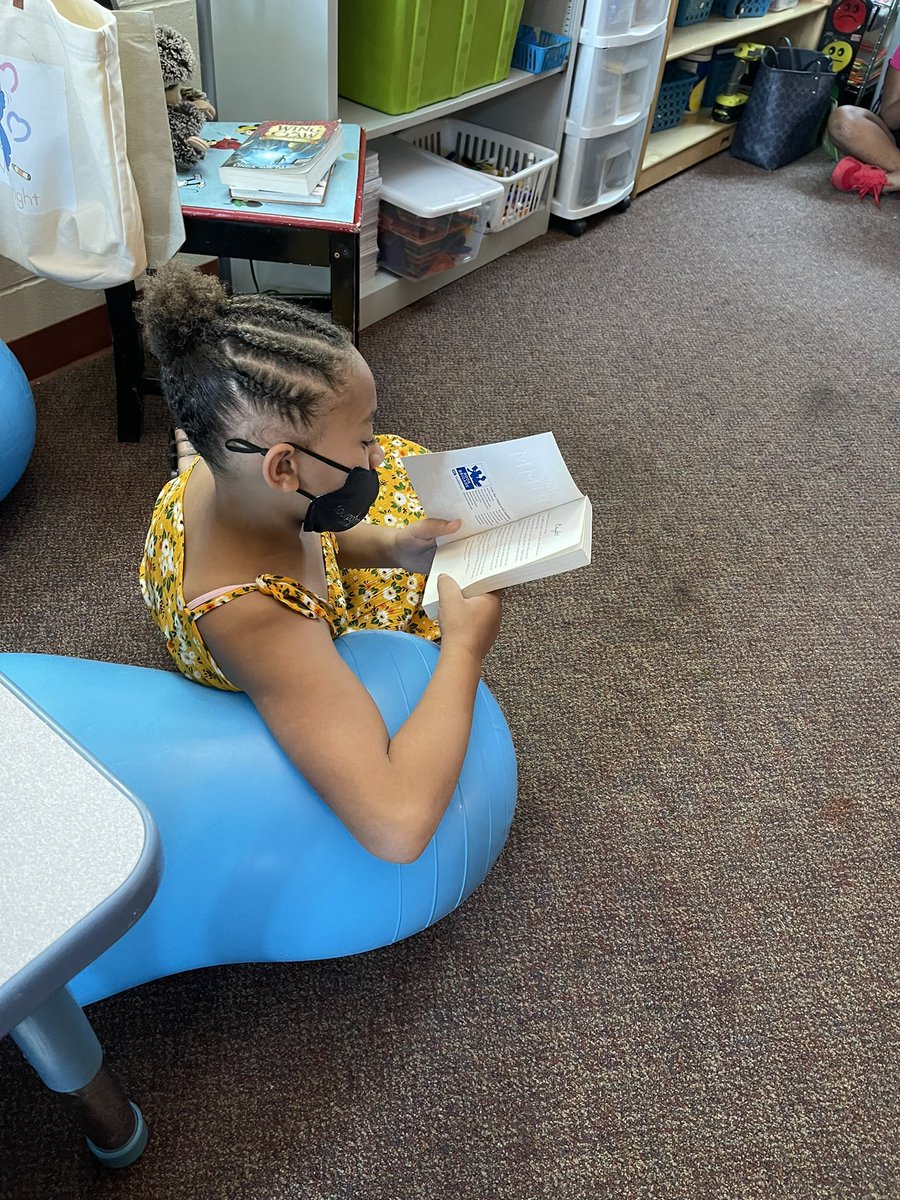 WrightMommyAHL's tweet photo. Building independent reading stamina #trustyhuskies #CPSBest #scholarsfirst #gofourthandconquer #readingforpleasure https://t.co/LlrhupdCUX