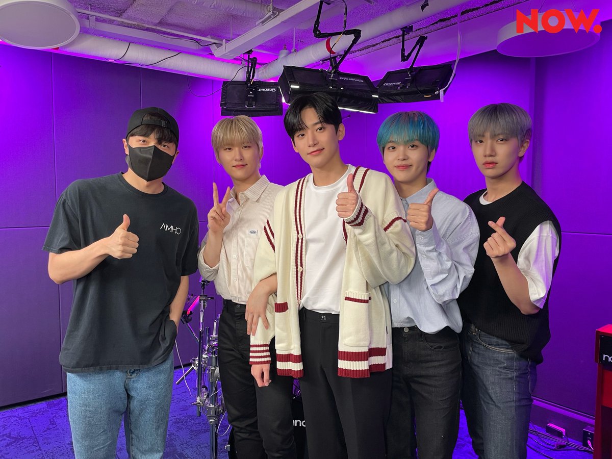 npop_zip's tweet image. #야간작업실 오늘 #적재 쌤의 기타등등 특별수강생 🎸 #크래비티 #정모 #우빈 #원진 #형준 과 함께 합니다. 기타도 직접 들고 왔고! 배우고 싶은 것도 많고! 묻고 싶은 것도 들려주고 싶은 것도 많으니 어서 만나러 작업실로 오세요👋🏻 생방송 중! #NOW온에어 ▶️ naver.me/xbwdYzmK