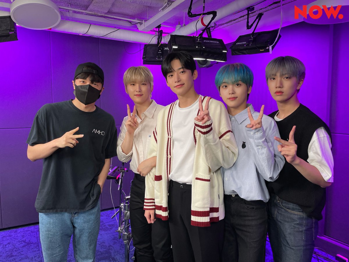 npop_zip's tweet image. #야간작업실 오늘 #적재 쌤의 기타등등 특별수강생 🎸 #크래비티 #정모 #우빈 #원진 #형준 과 함께 합니다. 기타도 직접 들고 왔고! 배우고 싶은 것도 많고! 묻고 싶은 것도 들려주고 싶은 것도 많으니 어서 만나러 작업실로 오세요👋🏻 생방송 중! #NOW온에어 ▶️ naver.me/xbwdYzmK