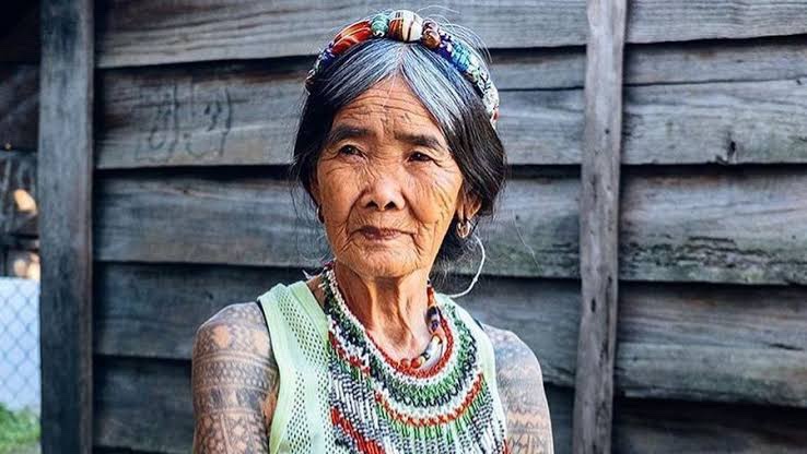 Бабушка азиат. 106-Летняя филиппинка АПО Ванг-од. 102 Летняя татуировщица из Филиппин.