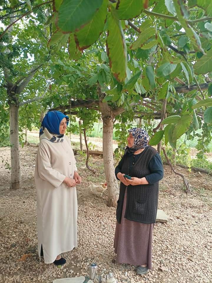 SKochisarakkad's tweet photo. Kadın Kolları Başkanımız sn Aysun PEKMEZCİ mahalle başkanlarımızla birlikte  durmadan  her gün aralıksız ev ziyaretleri gerçekleştiriyorlar. 
#DurmakYokYola
#DEVAMM
@aysekesir @hatice_cakmak_ https://t.co/12CHgHIx1b