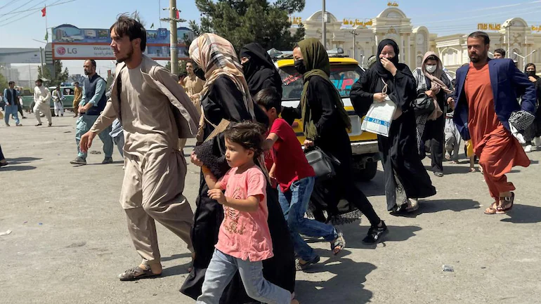 vineetksinghh's tweet photo. 11 killed are confirmed #women are among casualties #kabulairport #explossion #KabulBlast https://t.co/N6r2tl7YyX