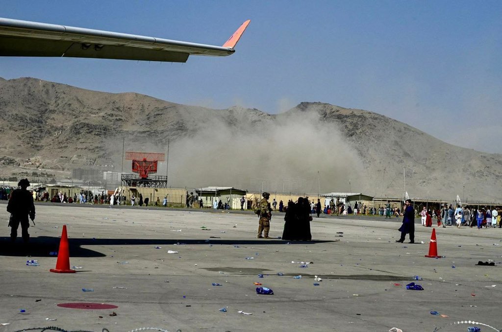 Sajwani's tweet photo. The moment when the explosion occurred at #Kabul airport. via @BarzanSadiq https://t.co/7LBRxcVubt