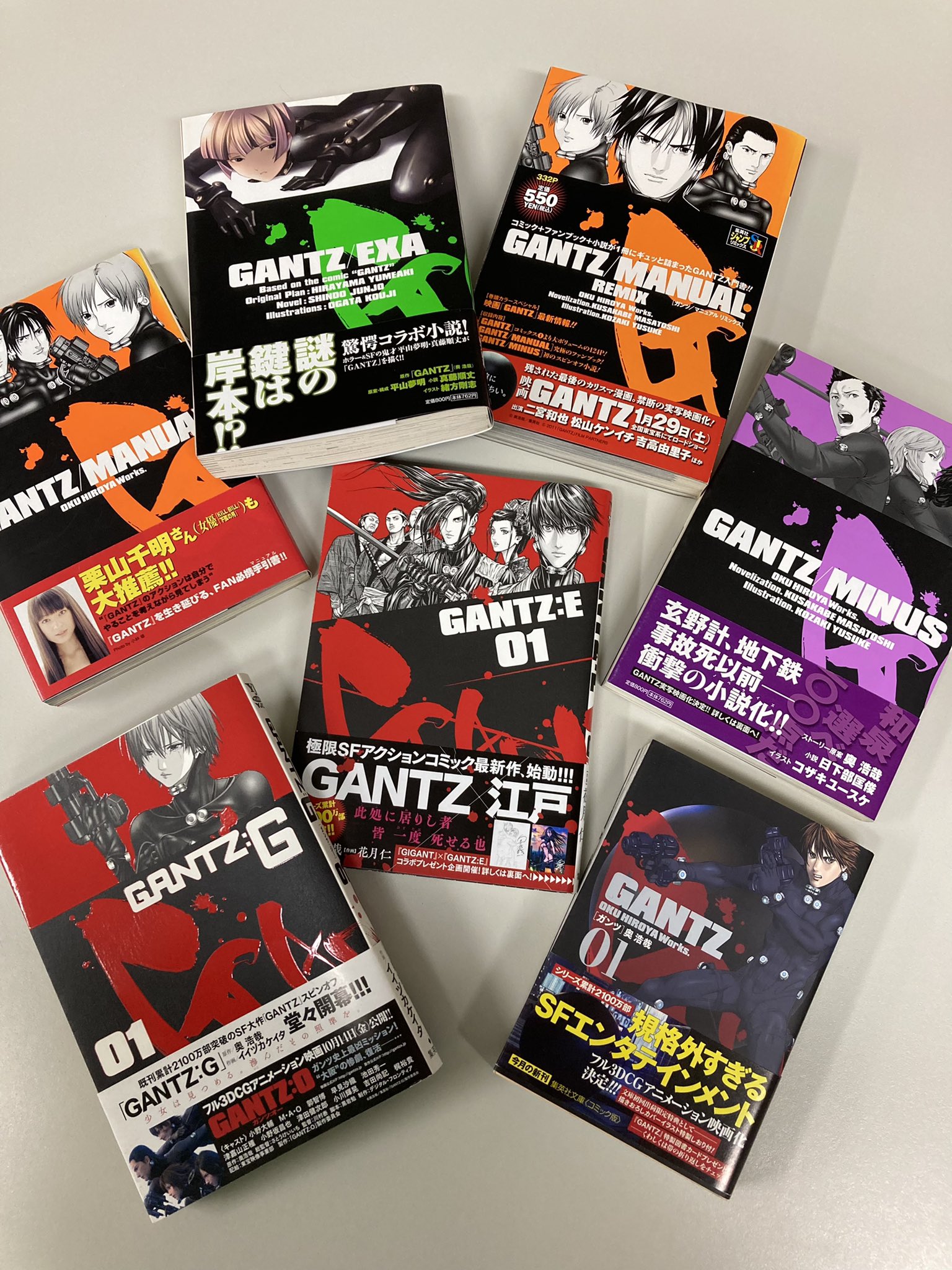 関善 小説版や Gantz G などのスピンオフも なかなかgantz のフォーマットは崩せずでデザインは基本的に踏襲されております 現在は江戸時代に物語を移した最新シリーズ Gantz E がヤングジャンプ掲載中です Gantz T Co Zv0uxewen7 Twitter