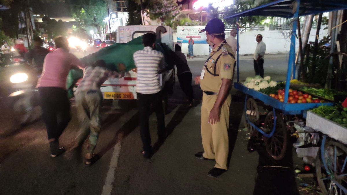 ngpnmc's tweet photo. Following a complaint from a Nagpurkar, NMC officials took stern action against the encroaches at Deo Nagar Square. The current action was part of the ongoing anti-encroachment drive being conducted by NMC officials.
#NMCatWork #Clearingfootpaths #AntiEnchroachmentDrive https://t.co/uCLlcooGcq