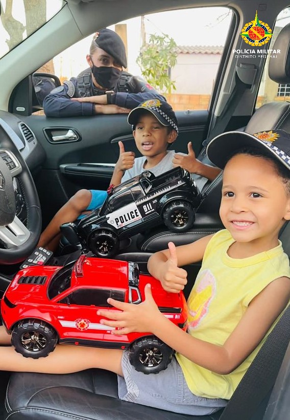 pmdfoficial's tweet image. Policiais da área de Samambaia se comoveram com o carinho recebido de duas crianças durante um atendimento do #Provid. A família vinha sendo acompanhada há mais de um ano. Os #militares se reuniram e compraram duas #viaturas de brinquedo como forma de retribuir o imenso carinho.