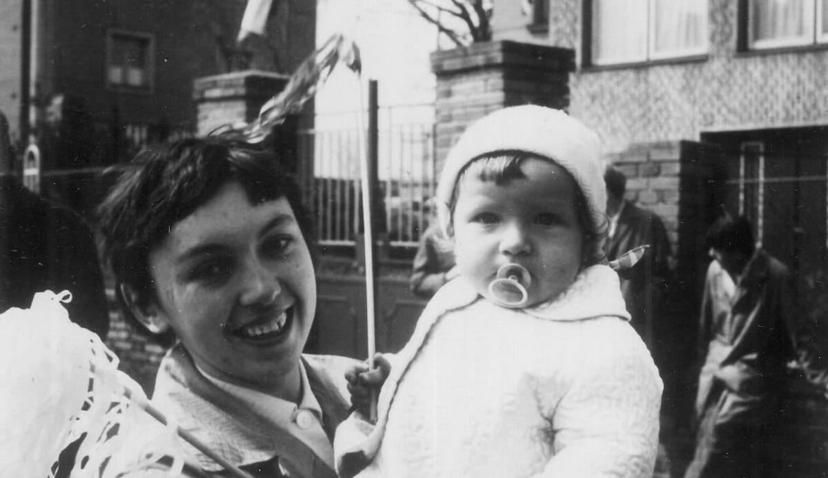 Marie Charousková (25)
26. srpna 1968 šla tato mladá maminka konzultovat diplomku.
Na Klárově ji bez příčiny zastřelil okupační voják.
Vrah nebyl nikdy potrestán. Její muž a později syn, nesměli kvůli StB nikdy mluvit o tom, co se stalo s jejich manželkou a maminkou
via <a href="/AnetCer/">Aneta Černá</a>