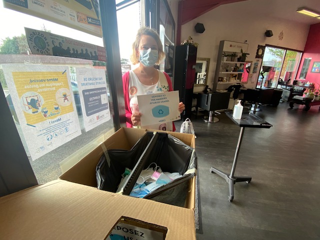 Florence, propriétaire du salon de coiffure « Feytiat Coiffure », récupère les masques usagers afin de nous les restituer. Ces derniers seront recyclés en kits pour les écoliers (règle, équerre, rapporteur) par la société Plaxtil