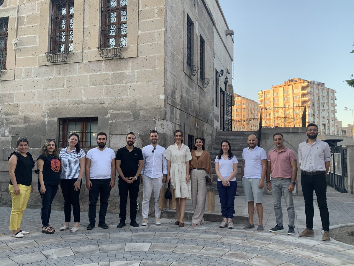 Mimarsinan Müzesi ve Mimarlık Merkezi Ulusal Mimari Proje Yarışması’ 1.lik ödülü sahipleri Melike Kavalalı, Nimet Değertaş ve Berin Erikci şubemize ziyarette bulundular. Meslektaşlarımızı tebrik eder başarılarının devamını dileriz.