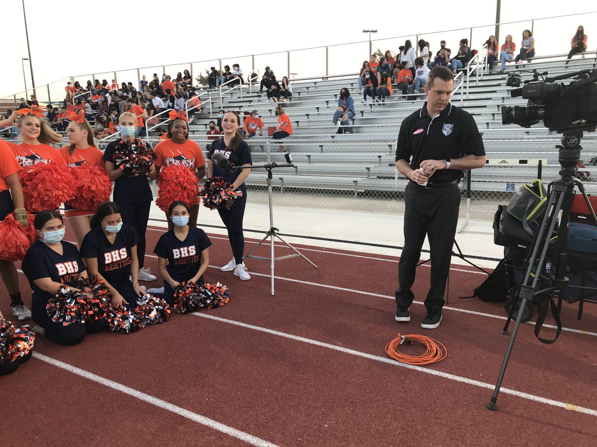 News4SA's tweet photo. Brandeis High School pep rally this morning as they get ready to face O’Conner tonight on TNL. (📸 Carlos Sanchez) https://t.co/4X2cJVH9Uk
#HighSchoolFootball #ThursdayNightLights #TNL #Brandeis #OConner #SanAntonio https://t.co/4LJMDn7JpV