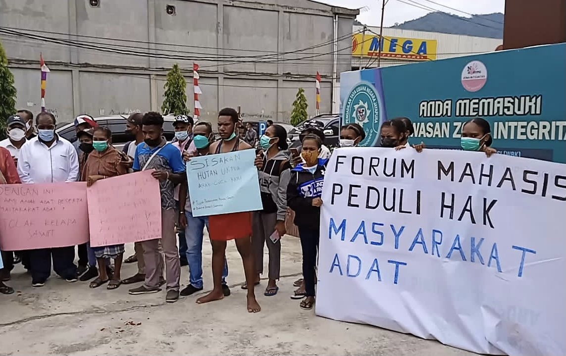 Bupati Sorong Johny Kamuru cabut izin perusahaan kelapa sawit karena prosedur perizinan yang cacat serta ambil lahan masyarakat adat. Kini Kamuru digugat di PTUN Jayapura. Mari sobat bantu teken petisi ini buat dukung Bupati Sorong chng.it/bmJQK9K9