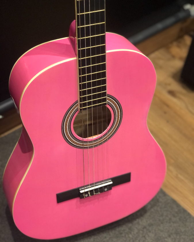 vogga's tweet photo. Ele tem o seu charme, não é?! 

O violão clássico VCA205N na cor rosa, possui escala e cavalete parafusado em Dark Maple, Tarraxas niqueladas com madrepérola, filetes em ABS 💟

Se você curte o violão rosa, deixa seu comentário! 

#violãorosa #violaopink #vogga #voggainstrumentos https://t.co/q6oEdLcdsH