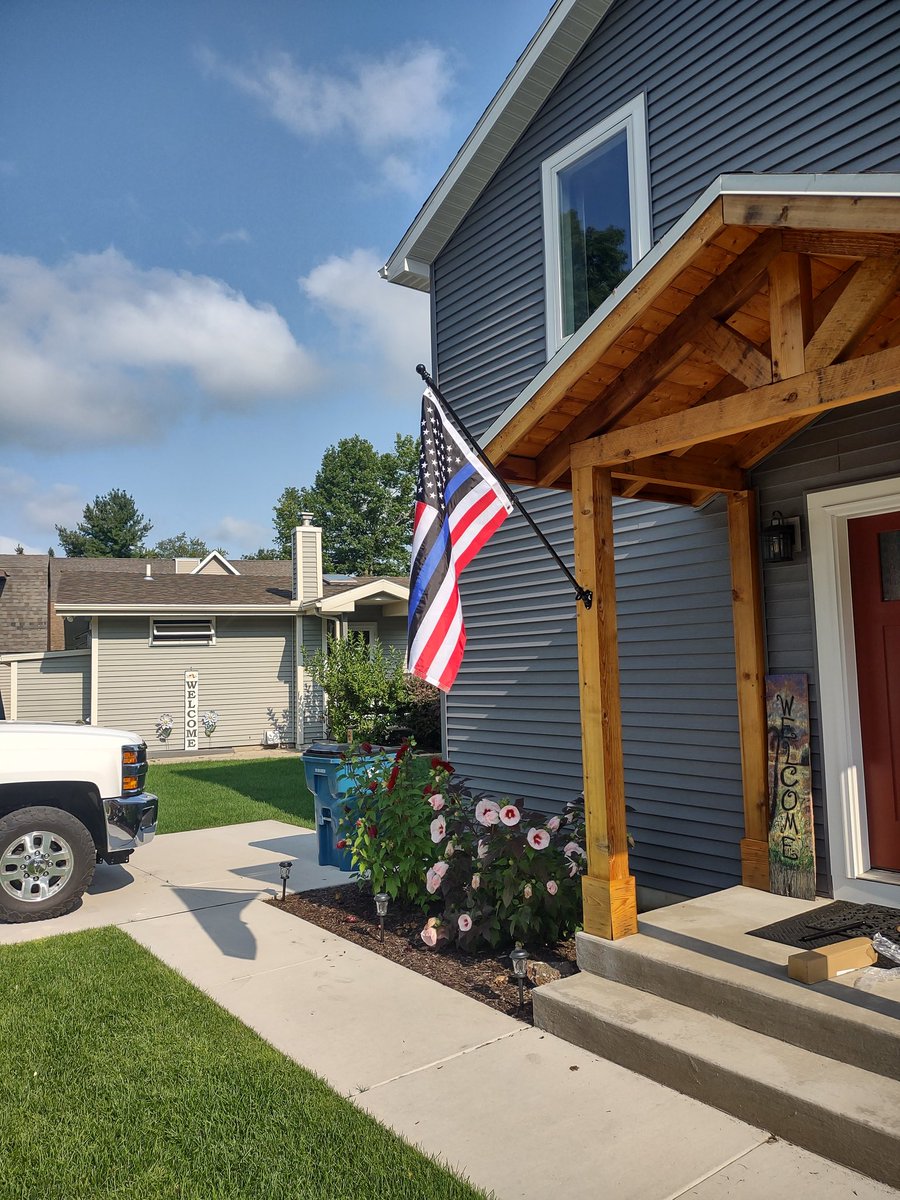 jeffdwiesen's tweet photo. I'm so proud to hang up my new flag.. God bless our law enforcement. https://t.co/nrfsq2eQBR