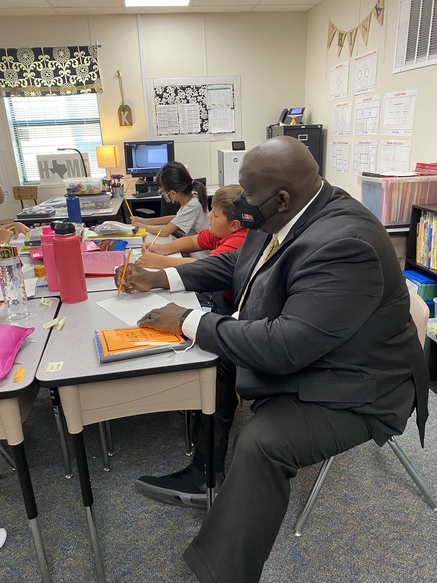 It’s a #Bright Day for our Bulldogs at <a href="/AdolphusES/">Adolphus Elementary</a> with <a href="/stacyboarman/">Stacy Boarman</a>. <a href="/Dr_RNivens/">Dr. Roosevelt Nivens</a> enjoyed his visit today and even got to play Headbands with some 5th graders. #BeThe1