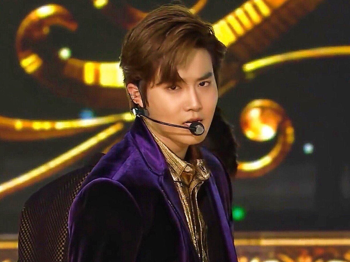 dailykjm's tweet photo. All junmyeon does is serve !! https://t.co/FZTzZj80pU