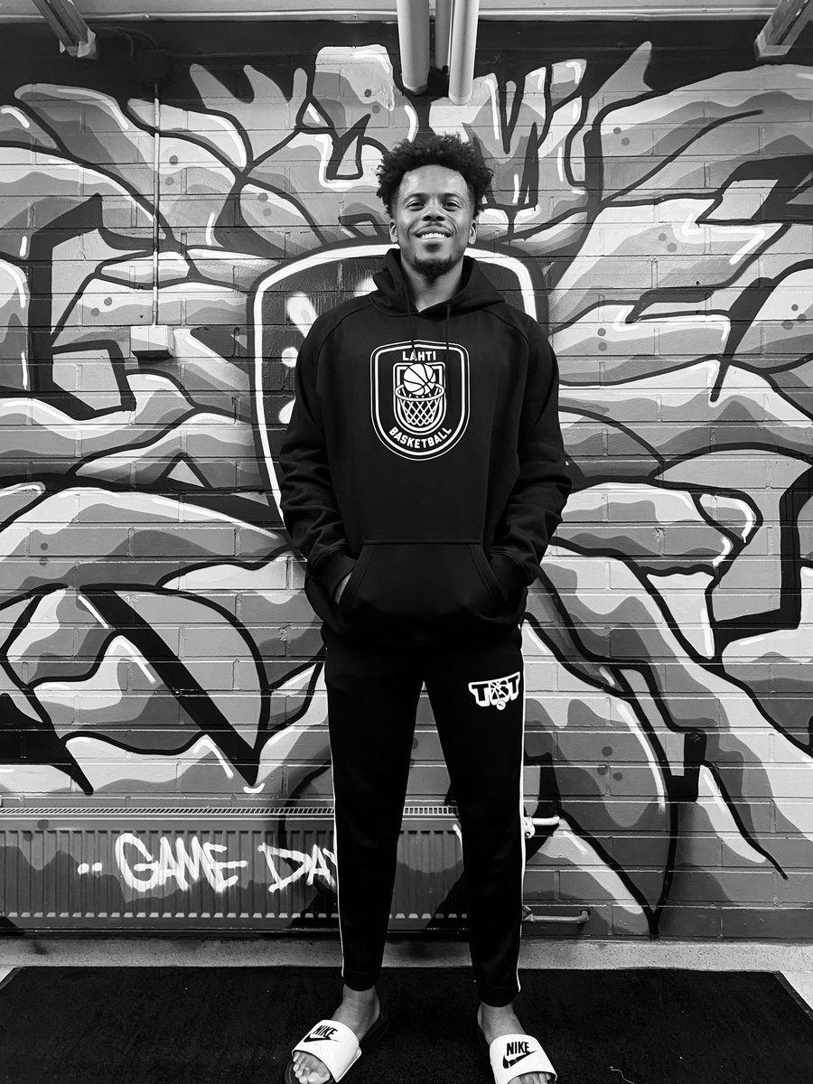 Admon Gilder saapui torstaina mastokaupunkiin ja tutustui heti uuteen kotihalliinsa. 

Welcome to Lahti <a href="/hph_lilmon/">Admon Gilder Jr</a> 

#lahtibasketball 
#korisliiga