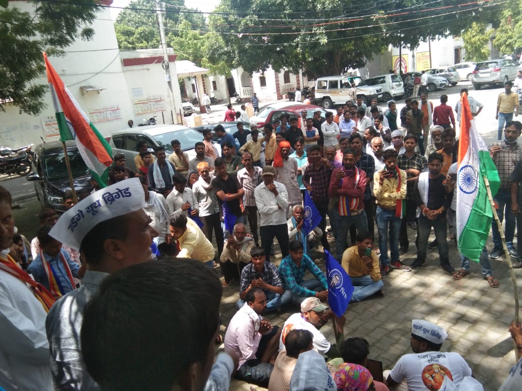 JOINAJEETGYB's tweet photo. समय,सत्ता और समाज के कुछ चमचे संघठन जो दशियों साल से जमे हुए जो समाज के किसी काम ना आए।
पर #गाडगे_यूथ_ब्रिगेड समाज के न्याय के लिए आखरी सांस तक हमेशा लड़ता रहेगा।
#न_झुकूंगा_न_रुकूंगा अमरदीप भैया जिंदाबाद...
@GYouthBrigade 
@DPKANOJIYA @JoinAmardeepGYB @pkpreet_GYB 
@DalitDastak https://t.co/YsQOUNlotx