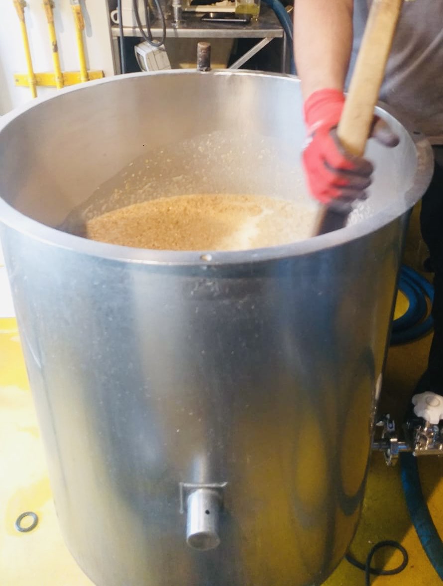 Hoy se lanza nueva fermentación con El Growler de #Valdivia, esta vez vamos con #eubayanus en Pale Ale Saison. From the lab to the real bar! ⁦<a href="/iBioChile/">Instituto Milenio de Biología Integrativa 🌱</a>⁩ ⁦@Vridei_usach⁩ ⁦<a href="/lflarrondo/">Luis F. Larrondo</a>⁩ ⁦<a href="/Rodrigo_G_I/">Rodrigo A. Gutierrez</a>⁩