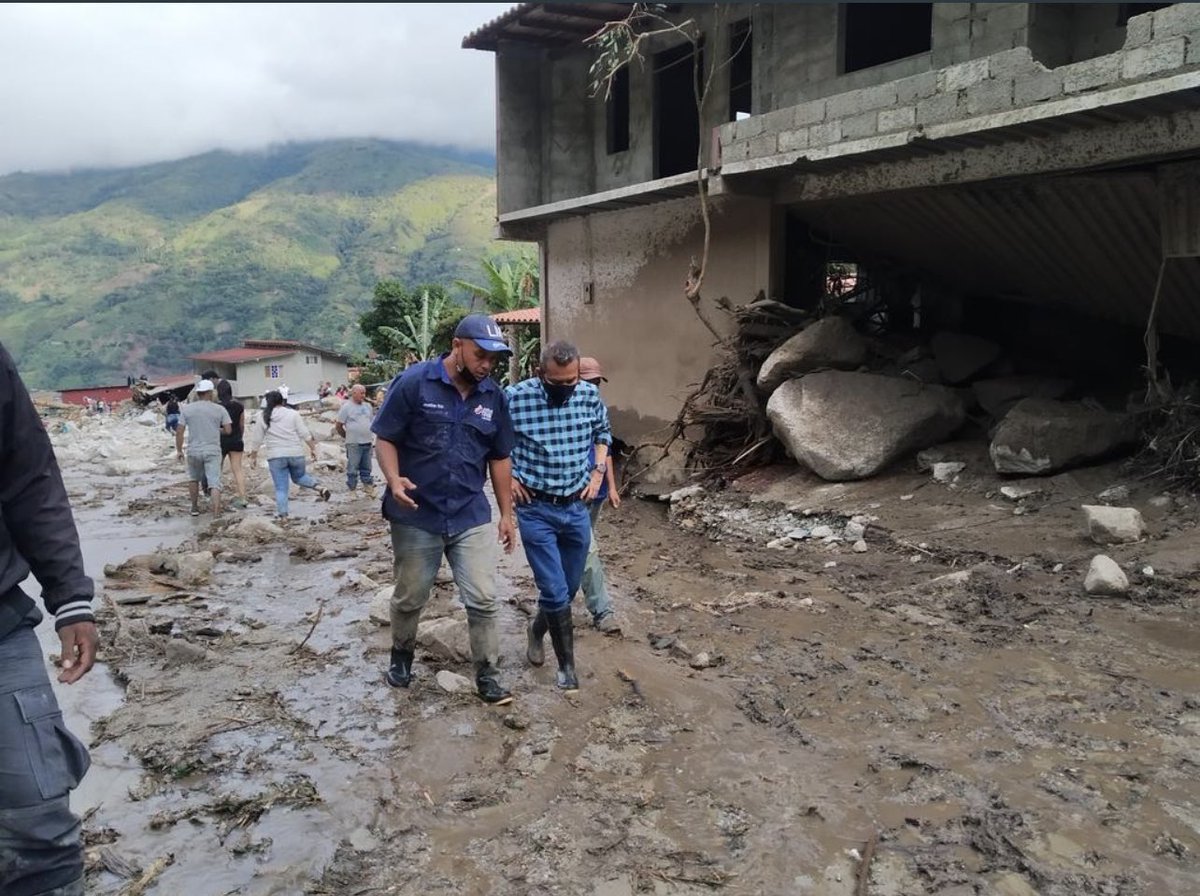 prospericarlos's tweet photo. Solidarios con nuestro noble pueblo Merídeño, quienes están atravesando por un mal momento, expresamos todo nuestro apoyo al gobernador @RamonGuevaraMRD, hoy más que nunca debemos unir esfuerzos y trabajar juntos para ayudar a nuestros hermanos merideños!!! https://t.co/GHeIJYDNaP