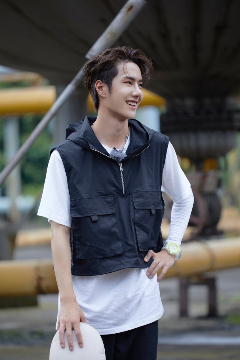 prettiestyibo's tweet photo. heart eyes for wang yibo. https://t.co/Q3BOmNJ7OA