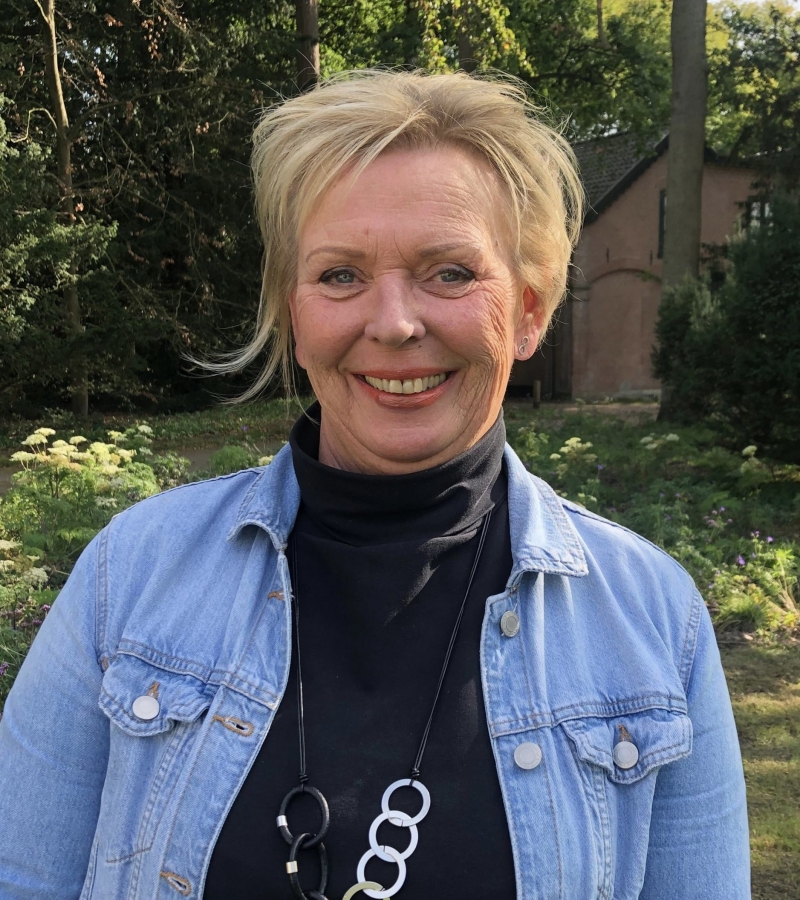 Manon wist weer een pagina te vullen met een mooie recensie in de plaatselijke krant.   

Wil jij ook je huis verkopen in omgeving Soest? 
Neem dan contact op met Manon Raatjes 
makelaarvooreenuur.nl/makelaar-soest…