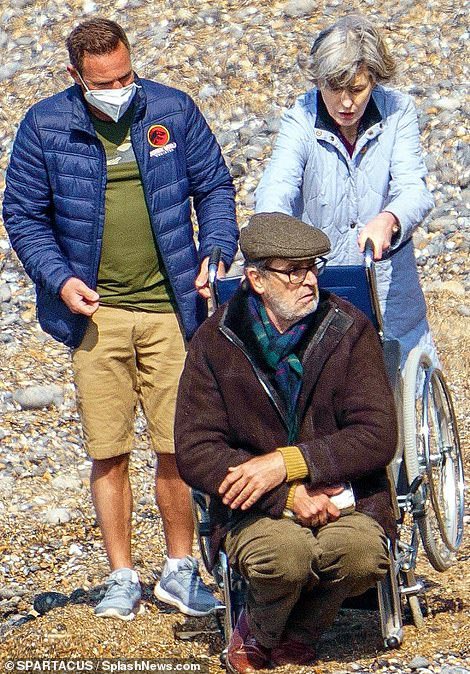 Spoiler alert 🚨 pics apparently are recent via the daily mail