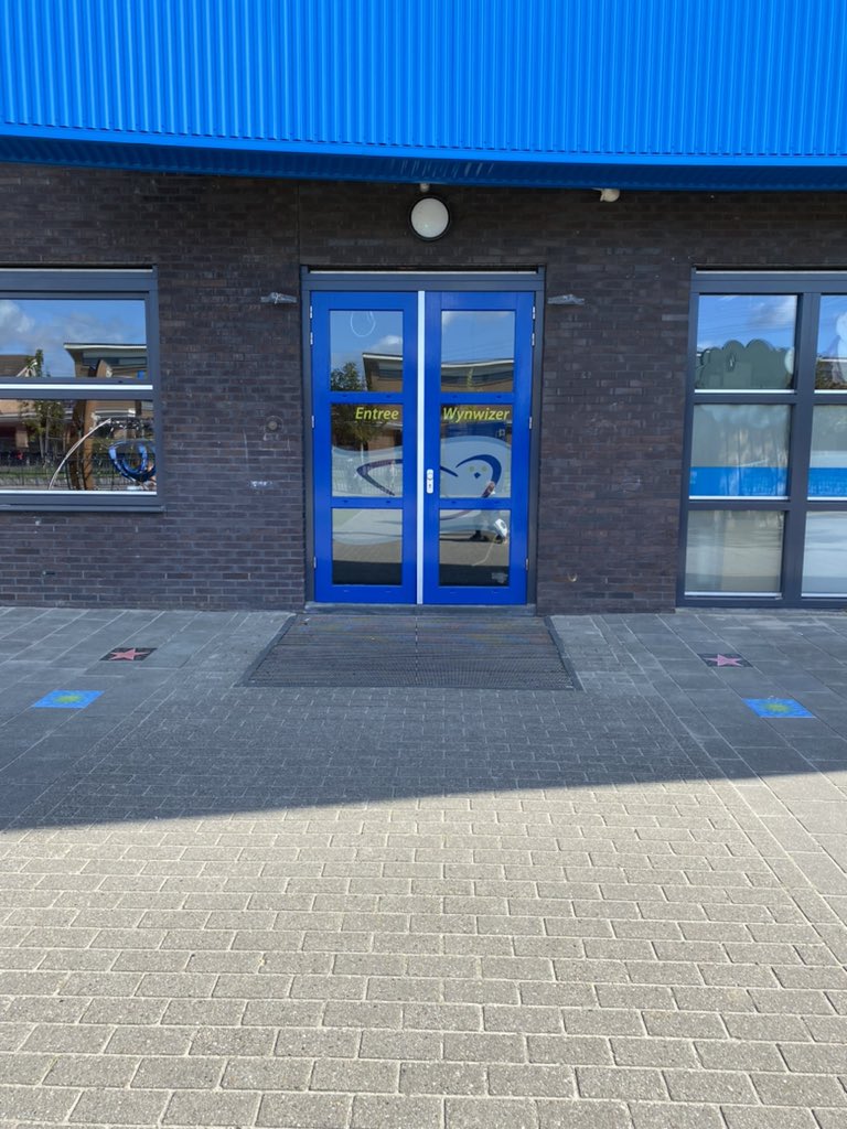 Voor de zomervakantie hebben we onze toppers van groep 8 uitgezwaaid toen ze onze school door de Tunnel of Love verlieten. Sinds vandaag zijn hun namen vereeuwigd op twee mooie tegels. Deze zijn te bewonderen voor de hoofdingang van school.