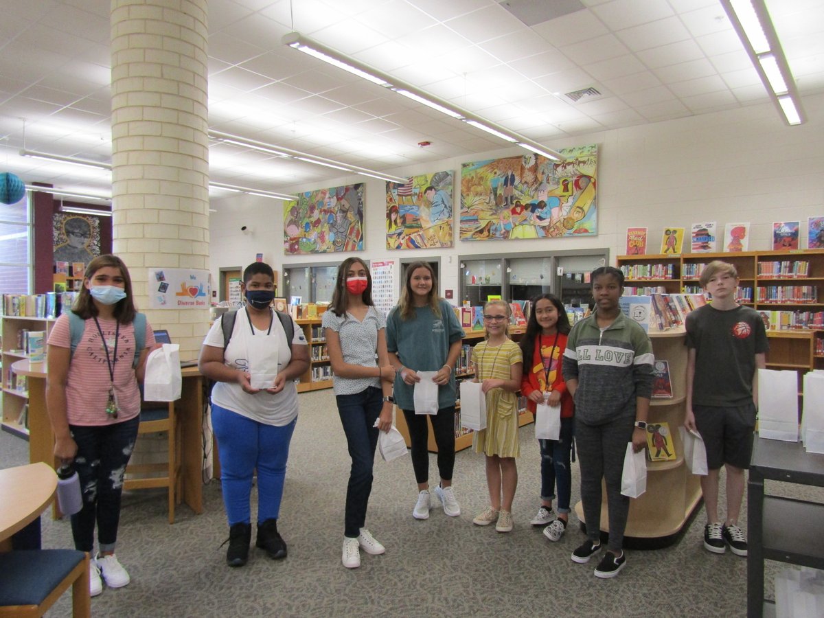CMSEaglesRead's tweet photo. One School, One Book - Wildfire by Rodman Philbrick
We are loving this book! Day 1 Trivia Contest Winners enjoy their prizes. @kcsdschools @RodmanPhilbrick @CMSWarEagles https://t.co/iNN1FTgobD