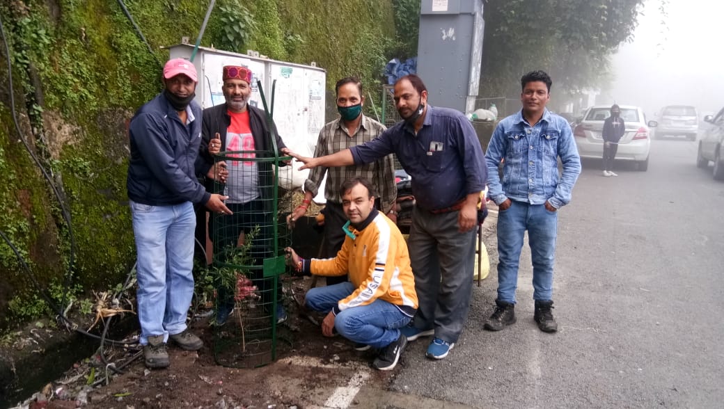 im_anmoljain's tweet photo. Our team #PEHAL planted 40 saplings of flowering trees for beautification of Mall road today.
Special thanks to Ms. Kahkashan Naseem, DFO Mussoorie and staff of forest dept. for their support. https://t.co/rmTD2dmfF3