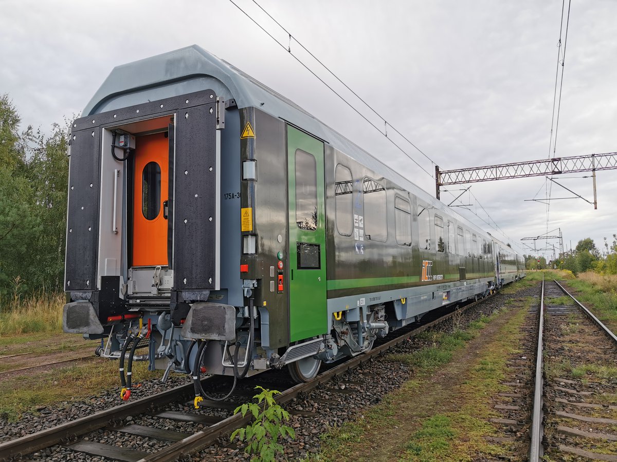 bazawagonow's tweet photo. Z Poznania do Konina rusza próba nowych wagonów rodziny #175A. Dwa wagony wojskowe #175A_30 oraz jeden bezprzedziałowy dla IC #175A_10. https://t.co/D6Bf2pUbkv