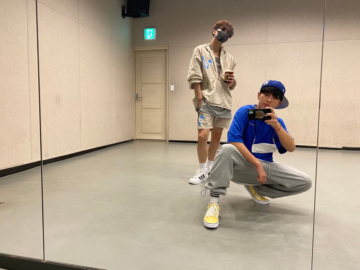 200827 위버스 글/ 댓글 #호시 
1년 전 오늘의 힙스터💙💛