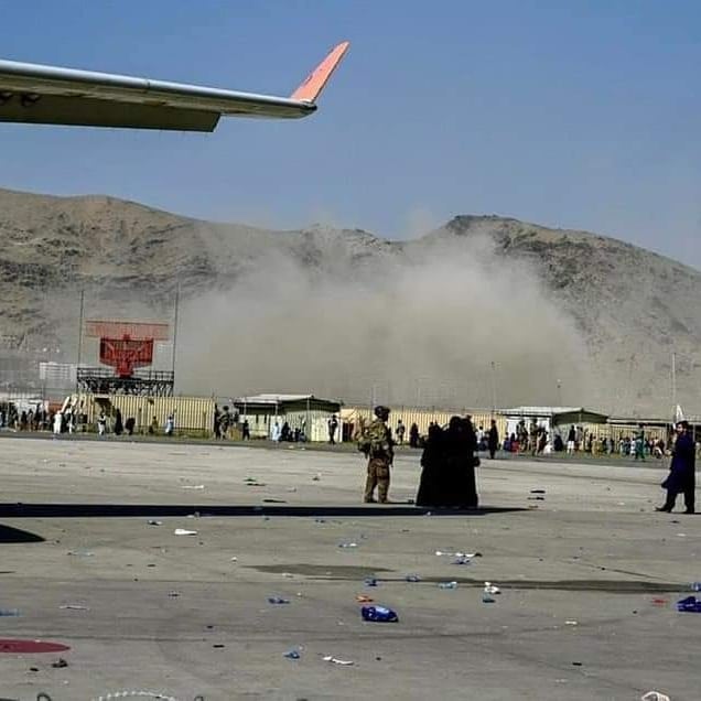 閲覧注意 カブール空港の近くのホテルの爆発 自爆テロの様子 十数人もの死者が横たわる まとめダネ 閲覧注意 カブール空港の近くのホテルの爆発 自爆テロの様子 十数人もの死者が横たわる まとめダネ