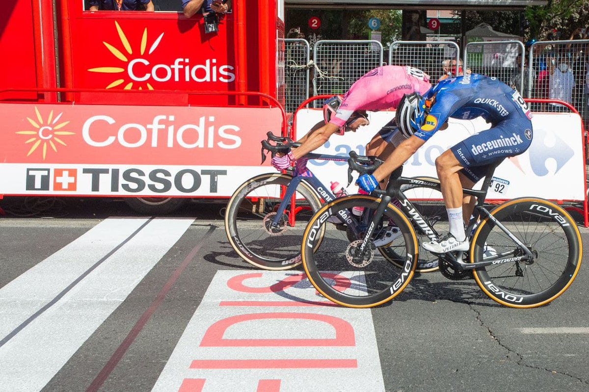 lavuelta's tweet image. 🔥 El último golpe de riñón

😮That was close!

#LaVuelta21

📸: @cxcling