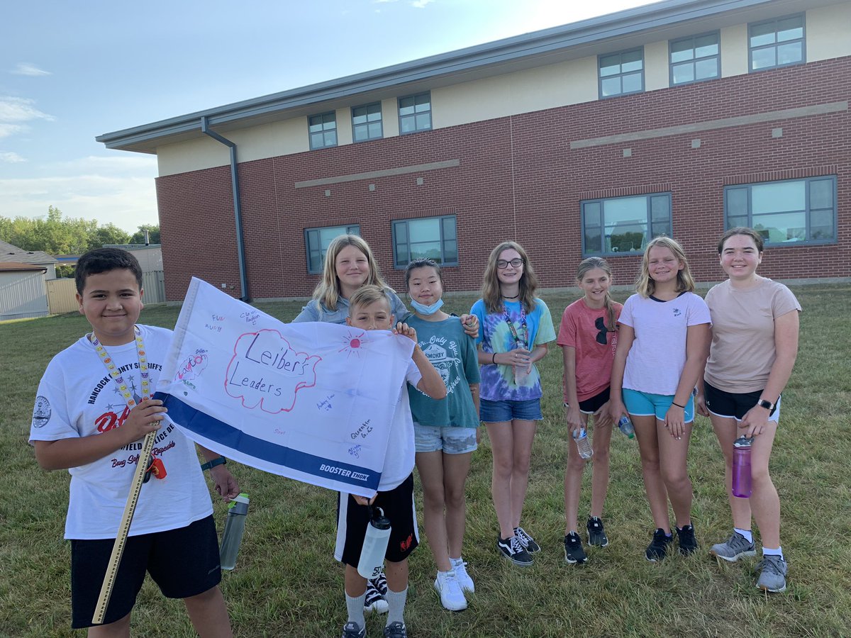 MrsLeiberHSE's tweet photo. When you can’t be with your homeroom, but your amazing sub sends you a picture so you can cheer them on! #boosterthonfunrun #smallbutmighty @MooseHasty https://t.co/pFie9KX5TG
