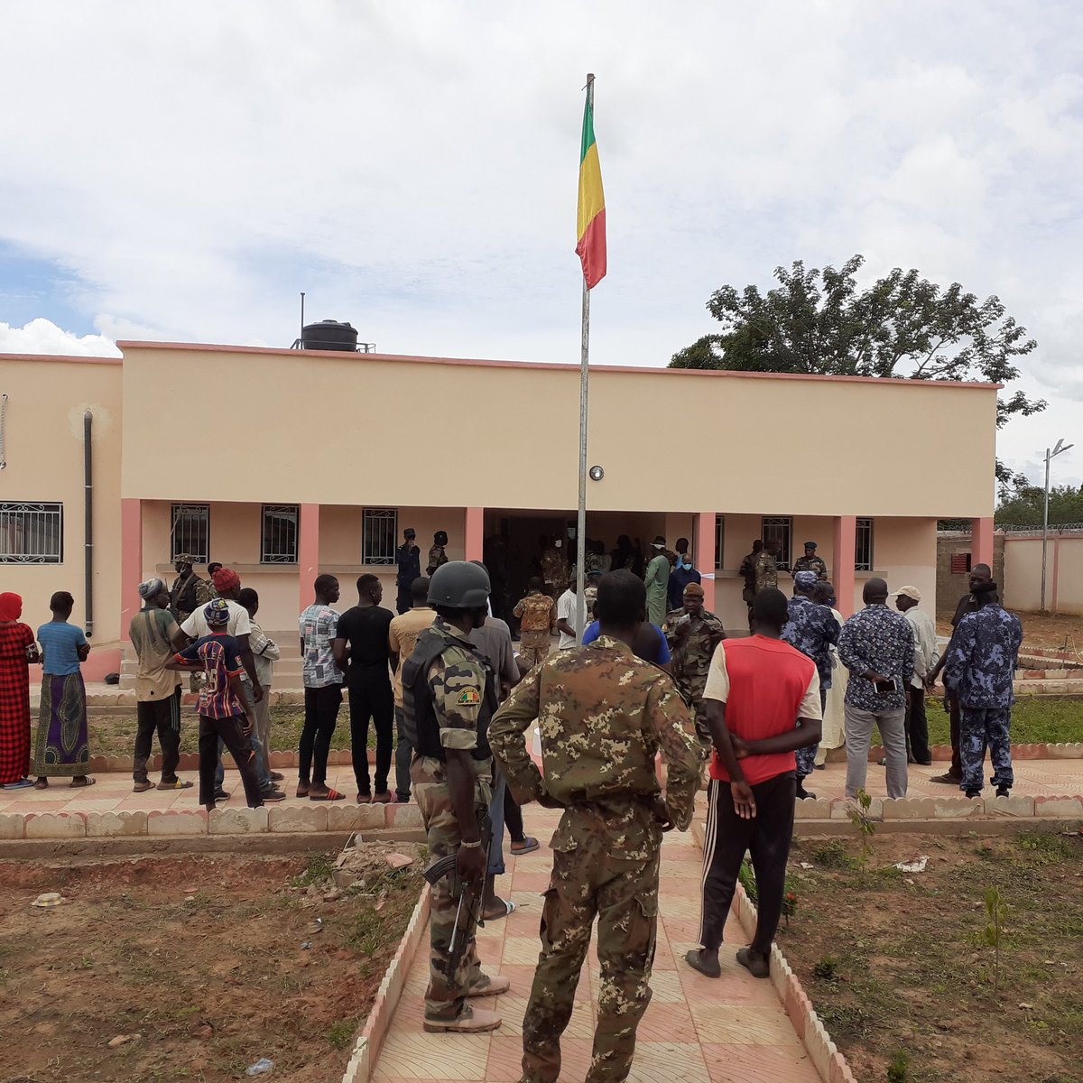 Le Ministre Daoud Aly Mohammedine a profité de la  journée inaugurale des Pôles Sécurisés de Développement ( PSDG) de Tominian, Saye et de Timissa pour également inaugurer le nouveau poste de la Police aux  frontières à Benena, à la frontière avec le Burkina Faso