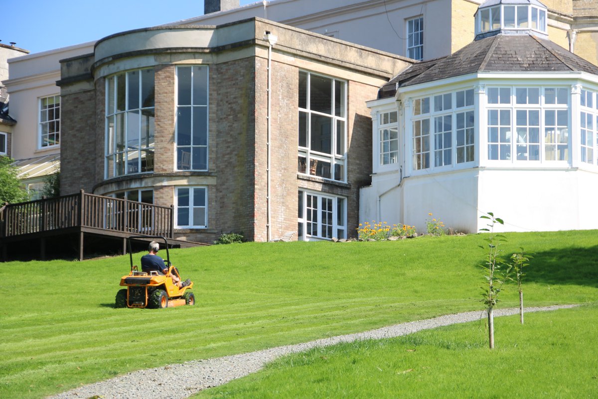 Mount_Kelly's tweet photo. Our grounds staff are all working hard to get everything ready for the start of term next week. #unsungheroes #shipshape #beautifulgrounds https://t.co/7892JWTkVD