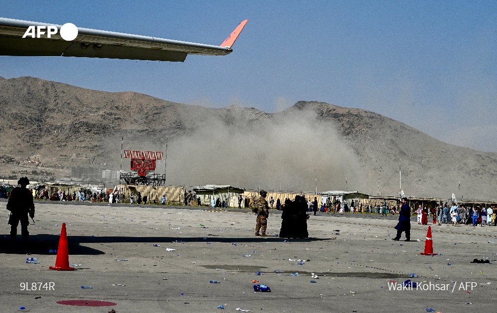⚠️Certaines images et vidéos qui circulent actuellement sur les réseaux sociaux et prétendent montrer les explosions à l'aéroport de #Kaboul ont été détournées

🔍 Cette photo du tarmac de l'aéroport a été prise le 16 août par un photographe de l'#AFP
