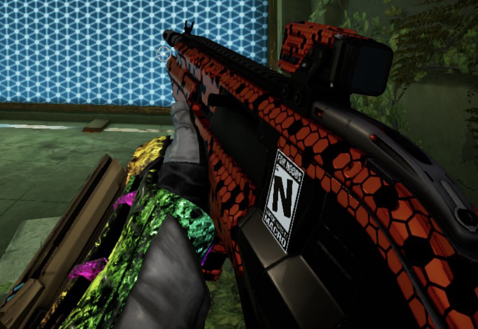 balaluga's tweet photo. @TheMacroShow what is your ‘for noobs’ logo doing on my @Splitgate @SteelSeries Carbine skin? May I add it only appears in-game and not in the locker? Am I missing something or am I just stupid? Truly puzzling. https://t.co/BK4vMoV29d