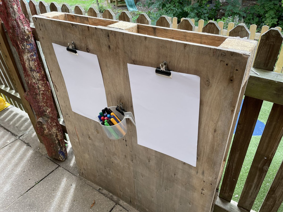 MrMcofficial86's tweet image. Easy and cheap large easel! Pallet (sanded), tied to fence, nailed clips etc it’s part of our outdoor tool area that we are developing this year! #eyfs #writing #makingmarks