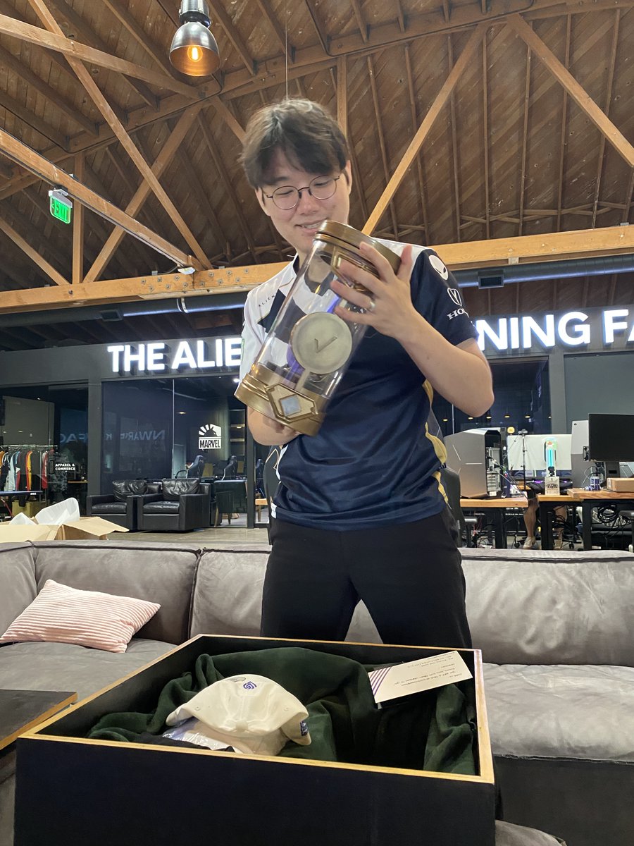 The <a href="/Verizon/">Verizon</a> capsule is amazing, filled with surprises!! We are giving one away to a lucky <a href="/LCSOfficial/">Follow @LTANorth</a> fan!

🔁RT to enter #SixthChampion  #VerizonPartner #sweepstakes